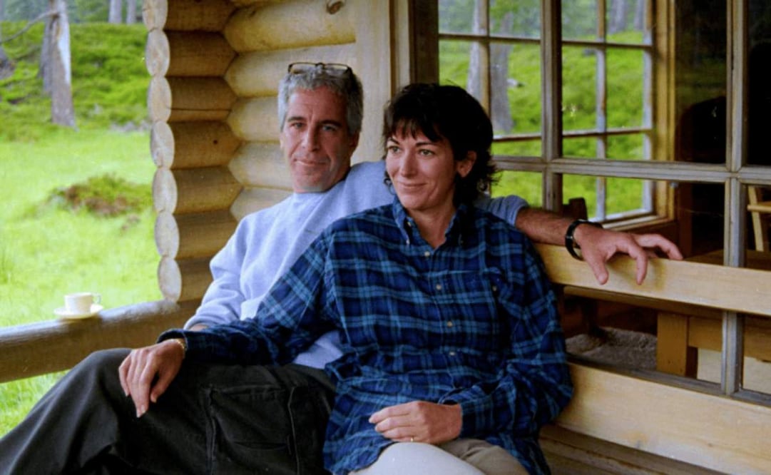 Esta foto sin fecha, proporcionada por el Departamento de Justicia de EU el 19 de diciembre de 2025, muestra a Jeffrey Epstein, un acaudalado financiero estadounidense que falleció en prisión en 2019 mientras esperaba su juicio por tráfico sexual de menores, y a su cómplice, Ghislaine Maxwell, en un lugar no identificado. La cómplice de Epstein, Ghislaine Maxwell, será interrogada a puerta cerrada por el Congreso de EU el 9 de febrero de 2026, aunque se espera que invoque su derecho a no responder preguntas. Foto: AFP