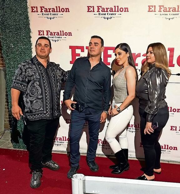 En los videos se puede observar a Emma Coronel verstida con unos jeans blancos, botas negras y una blusa tipo chaleco. Foto: Especial