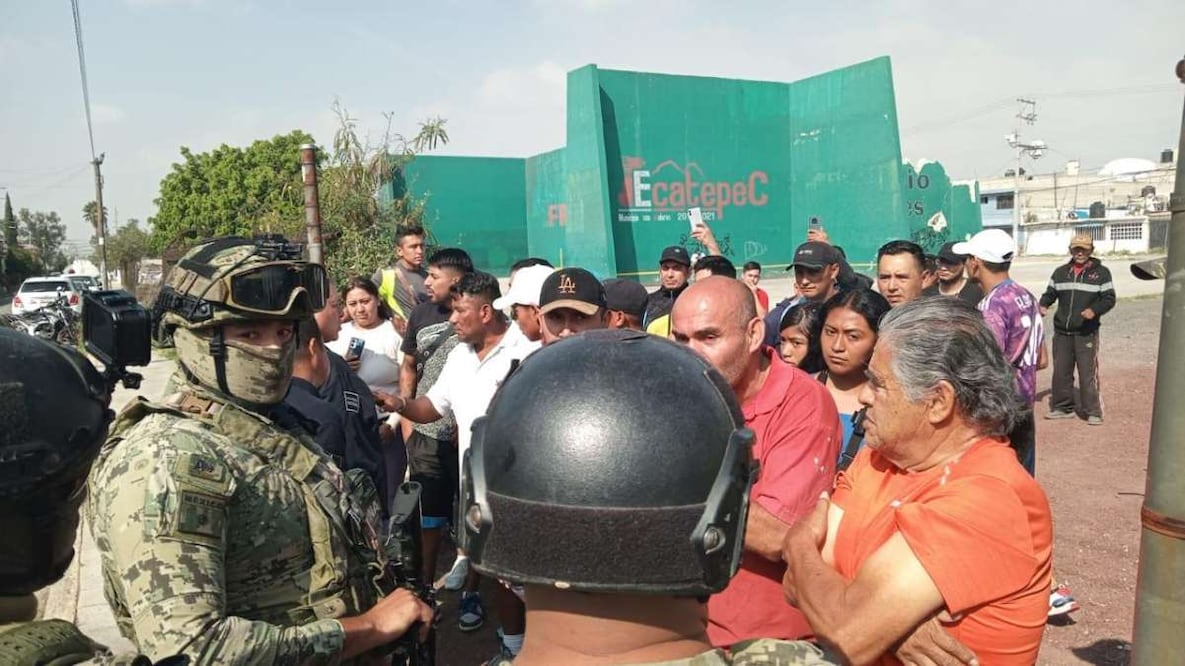 Gobierno de Ecatepec demuele cancha de frontón; era utilizada como punto para venta de drogas. Foto: Especial.