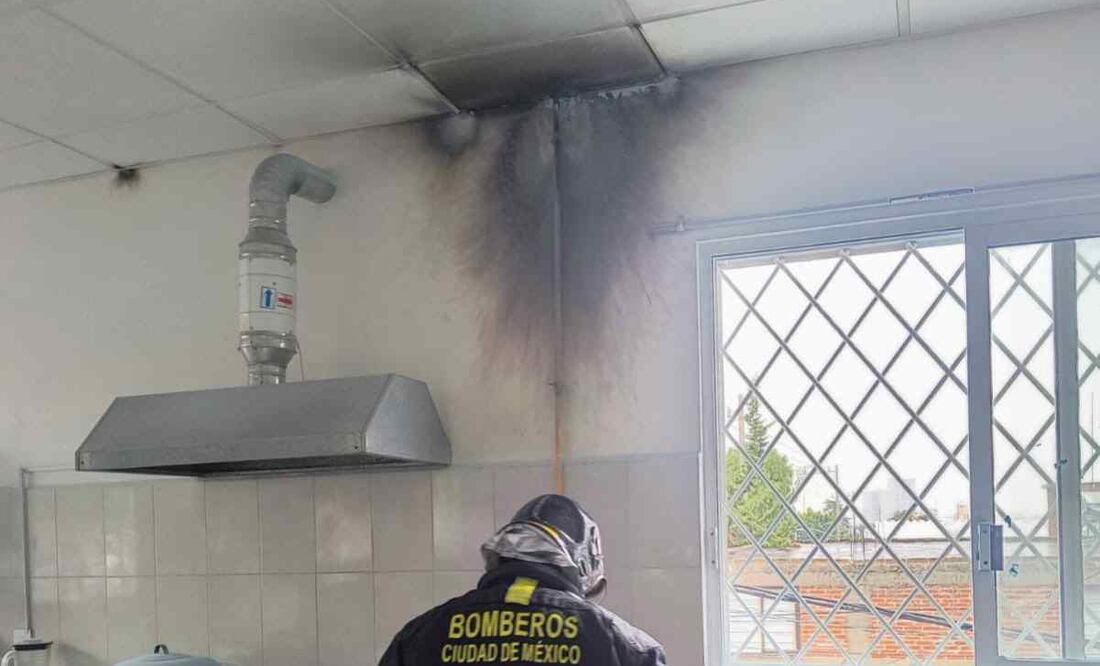 En una tarjeta informativa, la demarcación precisó que Protección Civil Tlalpan y Bomberos de la Ciudad de México atendieron el conato de incendio en el Cendi, así como la ruptura de tubería en las instalaciones. Foto: Especial