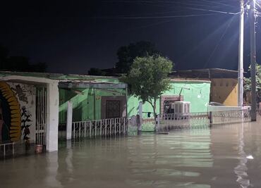 Se desborda canal de riego e inunda ejido de Gómez Palacio, Durango; cuatro casas colapsaron parcialmente