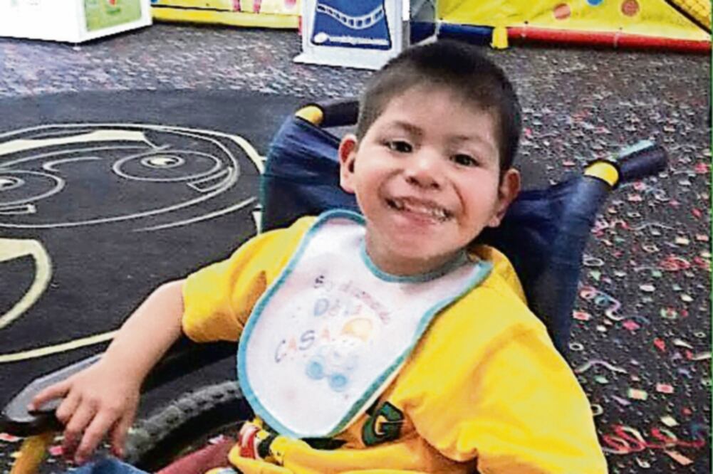 Carmen de los Angeles Vázquez Vázquez, madre del niño, asegura que Ángel se emociona mucho cuando oye sirenas o ve a algún policía por la calle (XÓCHITL ÁLVAREZ. EL UNIVERSAL)