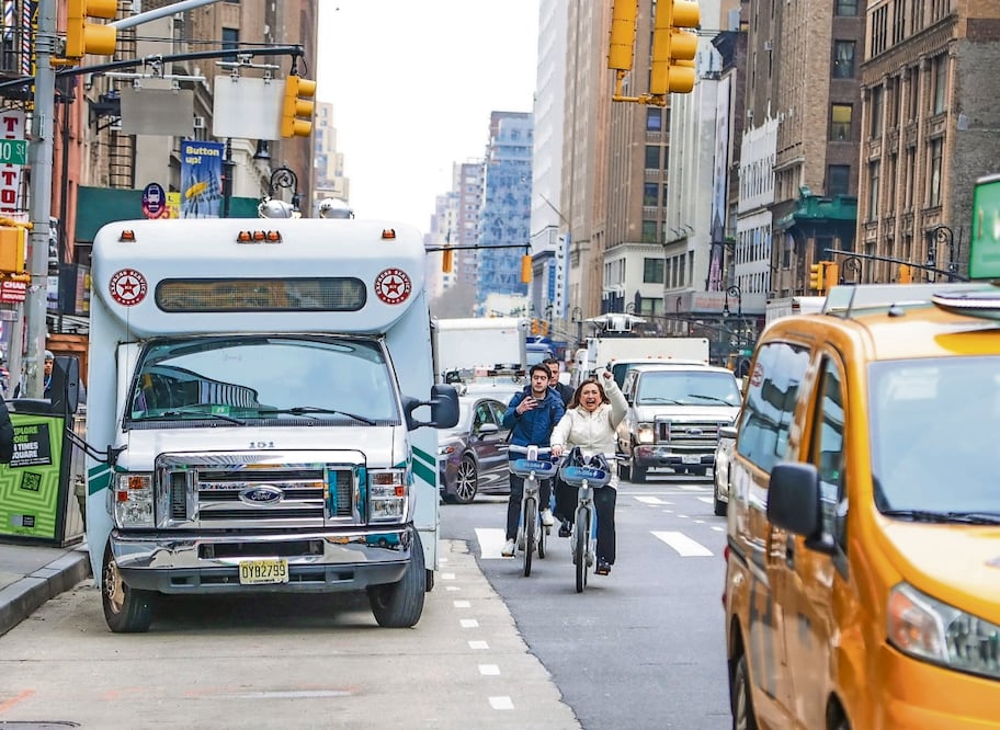 Esta semana, Xóchitl Gálvez realizó una visita a Estados Unidos. En redes, publicó una foto suya paseando en bicicleta por Nueva York. Foto: Tomada de X