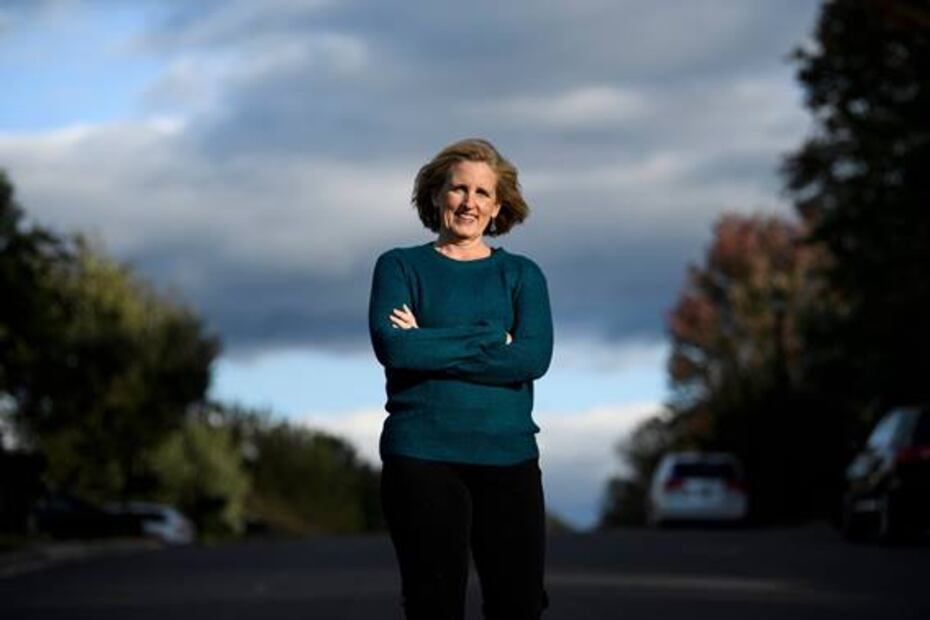 Mujer que mostró el dedo medio a caravana de Trump gana elección en Virginia