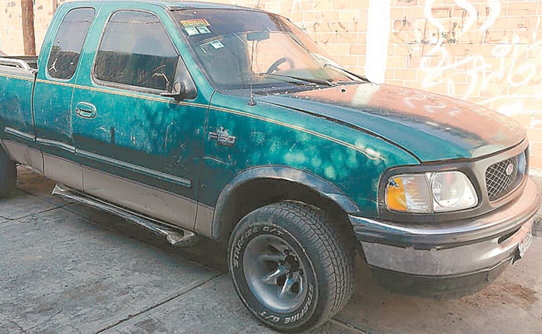 El vehículo tiene reporte de robo vigente; uniformados encontraron en la batea del vehículo una pantalla abandonada. Foto: Especial