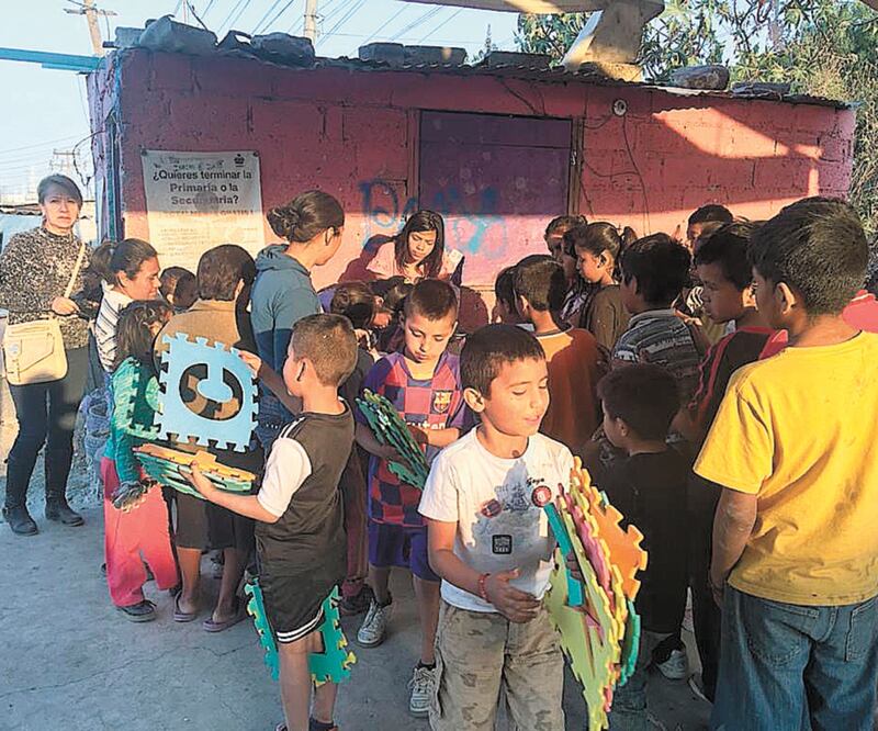 Generosidad. Varios niños del asentamiento La Cuesta recibieron regalos por parte de vecinos. ESPECIAL
