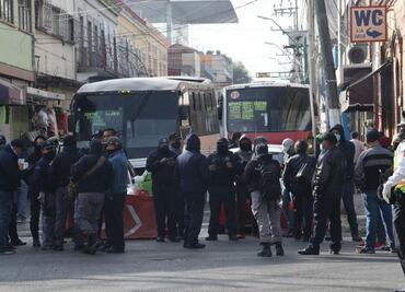 Lleva cinco horas bloqueo de principales accesos a Toluca; empleados municipales denuncian falta de pagos
