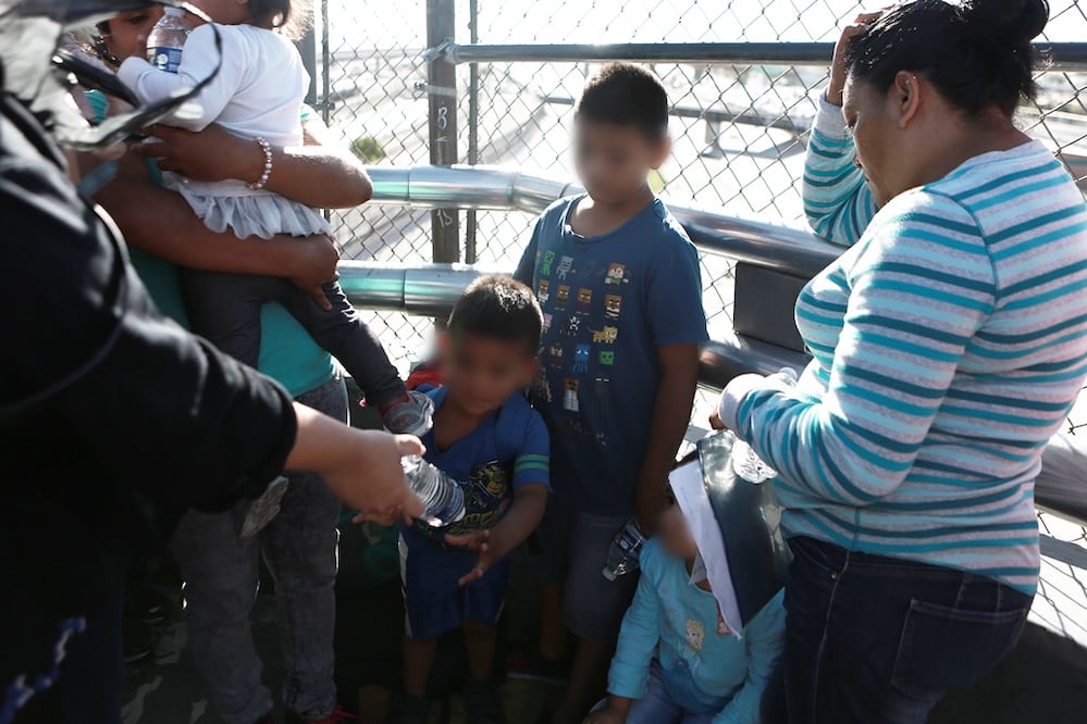 Agrupaciones acompañan a las familias que piden asilo. (FOTO: Xinhua)