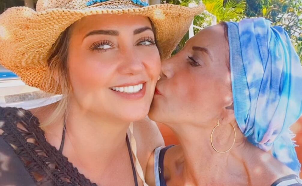 La conductora con su madre. Foto. Instagram