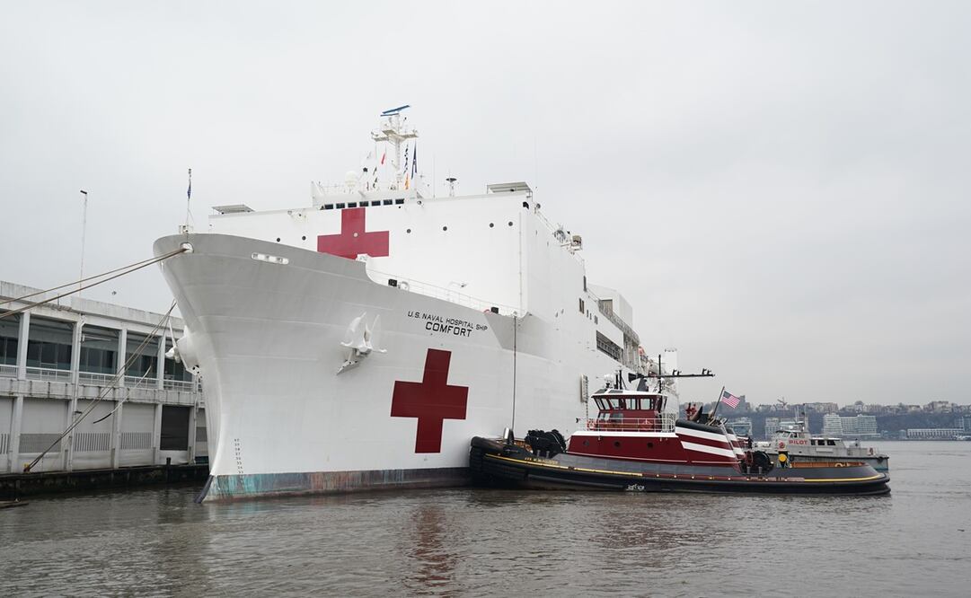 Un buque hospital con capacidad para alojar a 1.000 pacientes llegó este lunes a Nueva York (Foto: AFP)