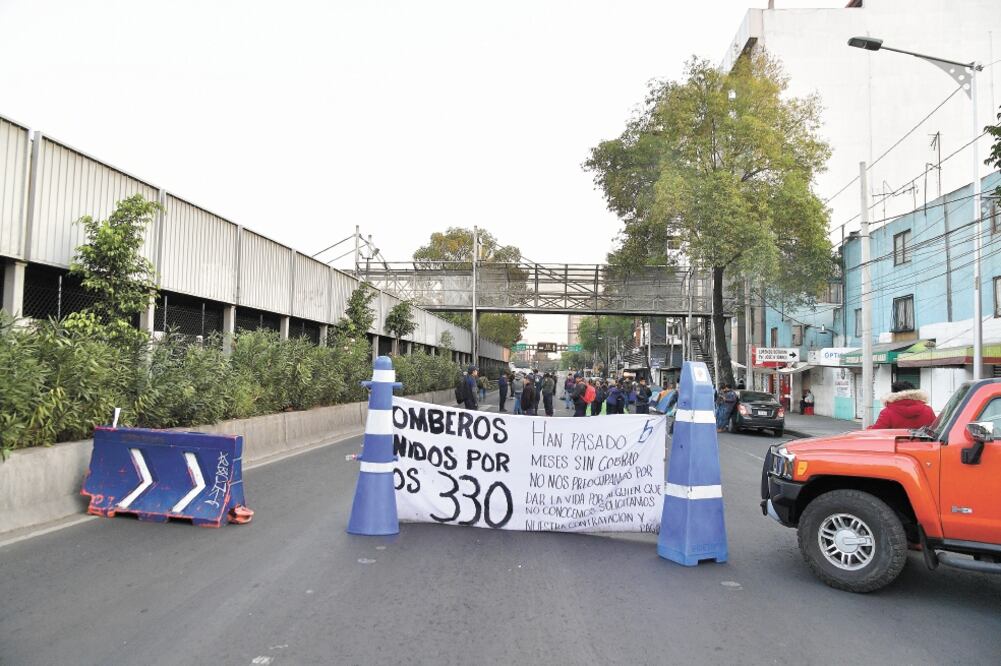 Manifestación. Ayer al mediodía los vulcanos accedieron a liberar dos carriles de calzada de Tlalpan (HUGO GARCÍA. EL UNIVERSAL)