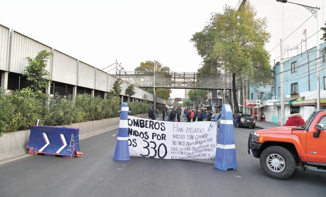 Manifestación. Ayer al mediodía los vulcanos accedieron a liberar dos carriles de calzada de Tlalpan (HUGO GARCÍA. EL UNIVERSAL)