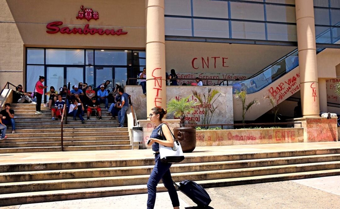 Los manifestantes cierran los accesos a las instituciones bancarias, tiendas de autoservicios, restaurantes, cafeterías y cines. (Foto: Cuartoscuro/Jesús García)