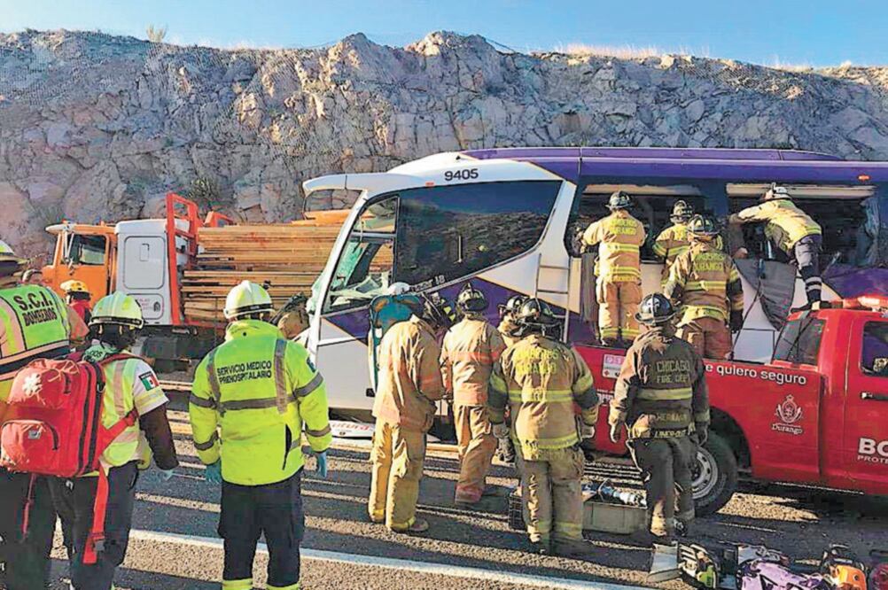 Diversos cuerpos de auxilio acudieron al lugar del accidente, en el kilómetro 33 de la supercarretera que conecta con Mazatlán, donde en ambulancias y helicóptero trasladaron a los heridos. Foto: CORTESÍA LÍNEA DIRECTA