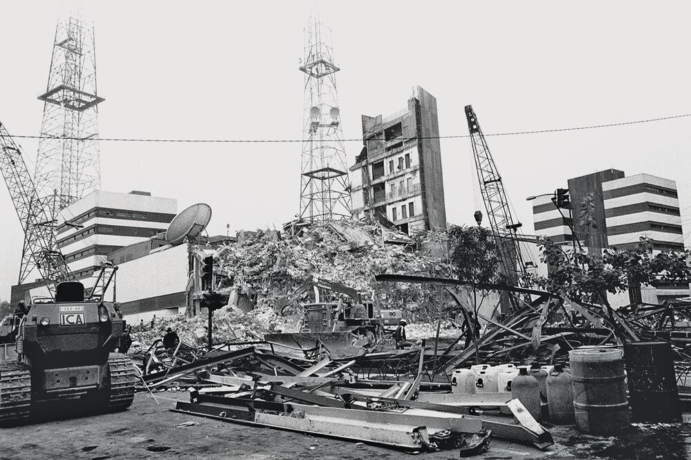 El derrumbe del edificio de la televisora en avenida Chapultepec conmovió a los famosos. “Nos impulsó para sumarnos al rescate”, cuenta Pilar Pellicer (ARCHIVO EL UNIVERSAL)