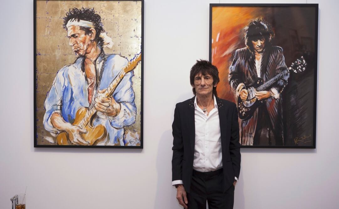 El artista y guitarrista de los Rolling Stones, Ronnie Wood, frente a sus obras. Fue una de las víctimas de Jonathan Poole. Foto: Archivo Reuters / Lucas Jackson