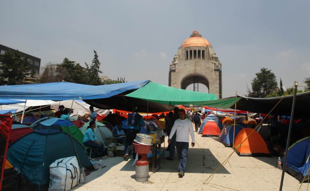 Los maestros permanecen en plantón en el Monumento a la Revolución