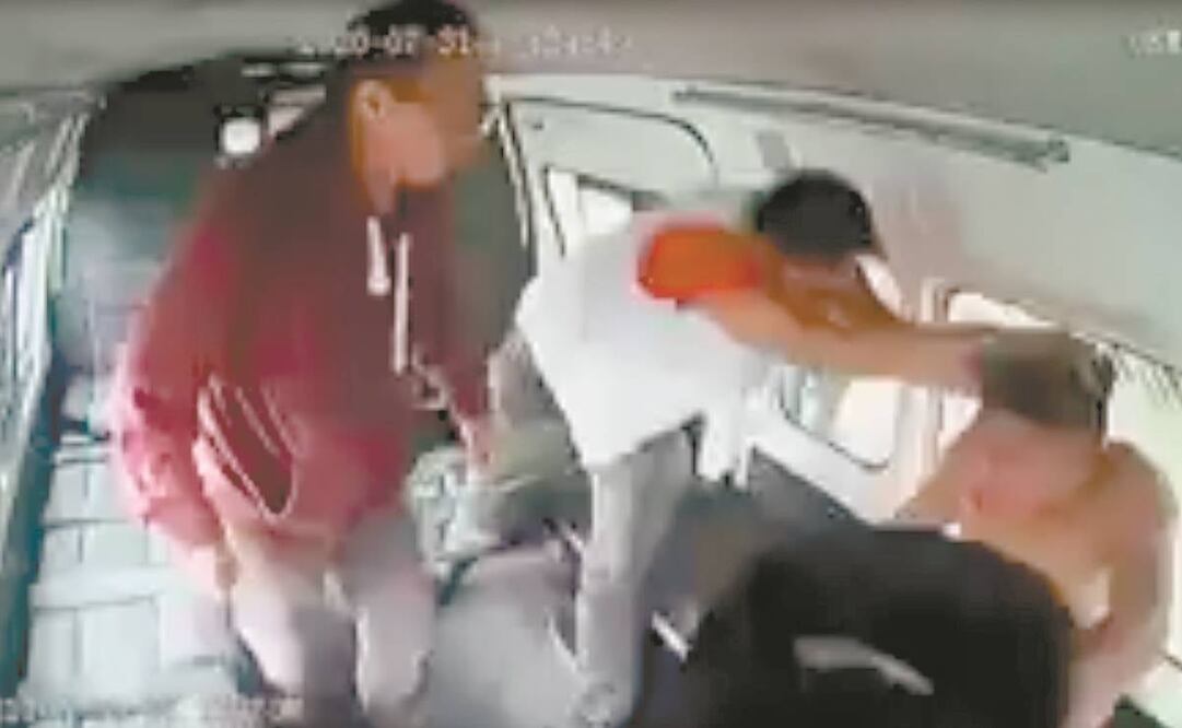 Al ver que el cómplice no logra subir al transporte, los pasajeros golpearon al hombre que abordó y les exigió sus pertenencias. Foto: TOMADA DE VIDEO