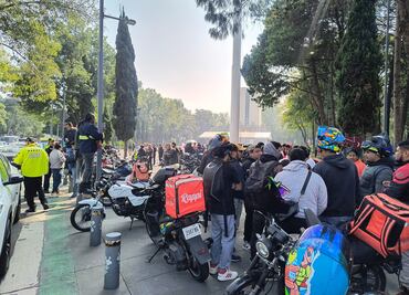Repartidores por aplicación realizan caravana para exigir mejores condiciones laborales