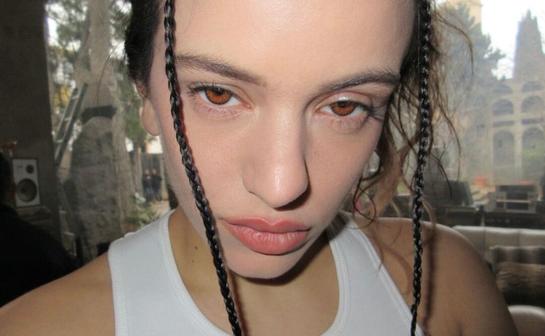 Las blusas con abertura en pecho y el torso son la nueva tendencia impuesta por Rosalía. Foto: Instagram @rosalia.vt