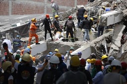 Brigada mexicana Los Topos Azteca llega a Cali, Colombia, tras terremoto; el grupo independiente ayudó en Venezuela