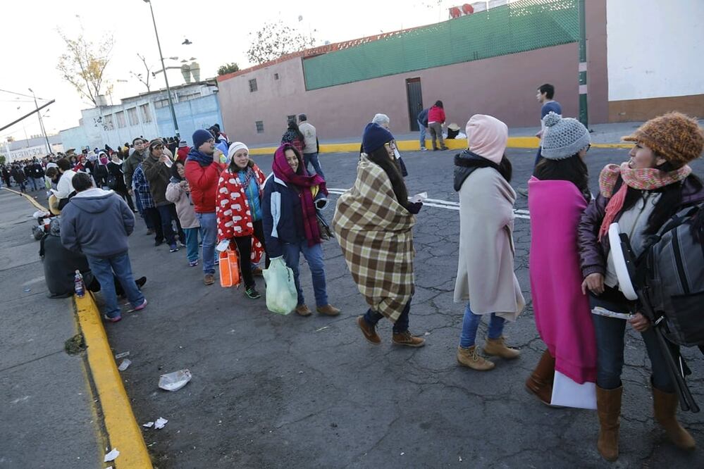 A horas de que el papa Francisco celebre una misa en la Basílica de Guadalupe, cientos de personas realizan largas filas en los accesos programados por el gobierno de la Ciudad de México. Foto Cuartoscuro