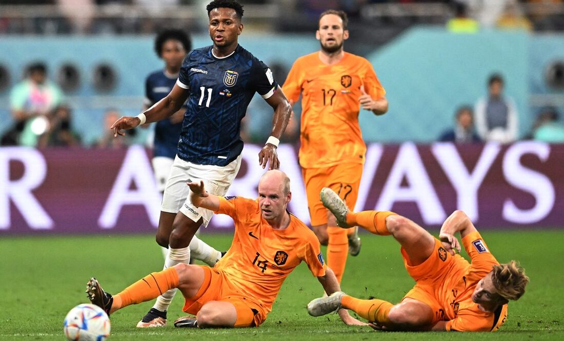 Michael Estrada disputando el balón entre piernas neerlandesas / Foto: AFP