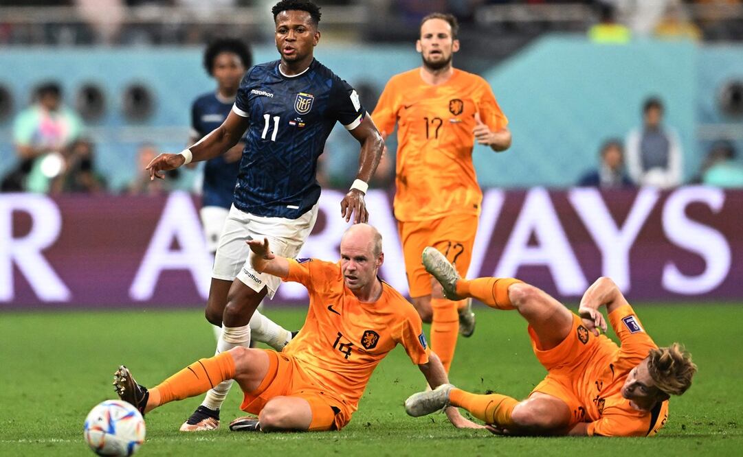 Michael Estrada disputando el balón entre piernas neerlandesas / Foto: AFP