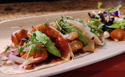 Tacos de camarón con queso y ensalada 