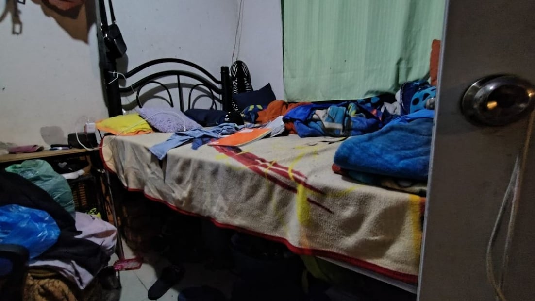 Jorge Daniel Romero, vecino de la unidad, expuso que ha tenido que elevar sus pertenencias para evitar daños. Fotos: Arantxa Meave / EL UNIVERSAL