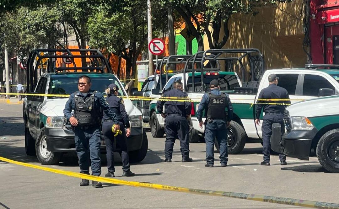 Elementos de la policía capitalina arriban al lugar donde un hombre fue ejecutado en la colonia Escandón (04/04/2025). Foto: Francisco González / EL UNIVERSAL