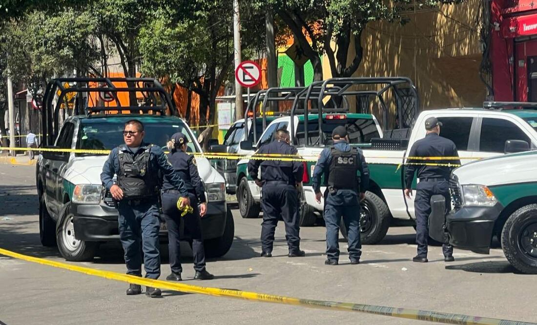 Elementos de la policía capitalina arriban al lugar donde un hombre fue ejecutado en la colonia Escandón (04/04/2025). Foto: Francisco González / EL UNIVERSAL