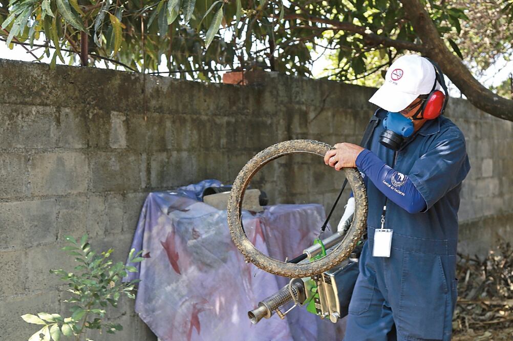 En Costa Rica se realizó ayer una jornada de fumigación para combatir al mosquito causante del zika, tras reportarse un caso autóctono el lunes (KENT GILBERT. XINHUA)