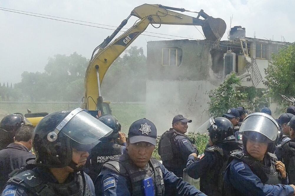 En la mañana de ayer, tres predios de más de ocho mil metros cuadrados en total fueron resguardados en Acolman y Tezoyuca por fuerzas federales y estatales para evitar que las personas se acercaran a los mismos (FOTOS: ESPECIALES)