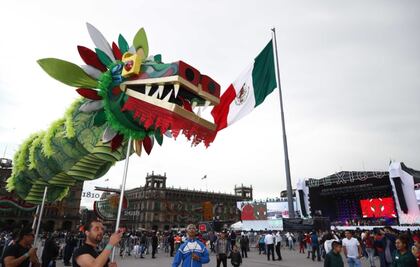 Con música y baile, la gente empieza a llegar al Zócalo para dar el Grito 