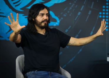 “Reconectar con el placer para sanar”: César Galicia, sexólogo y novelista