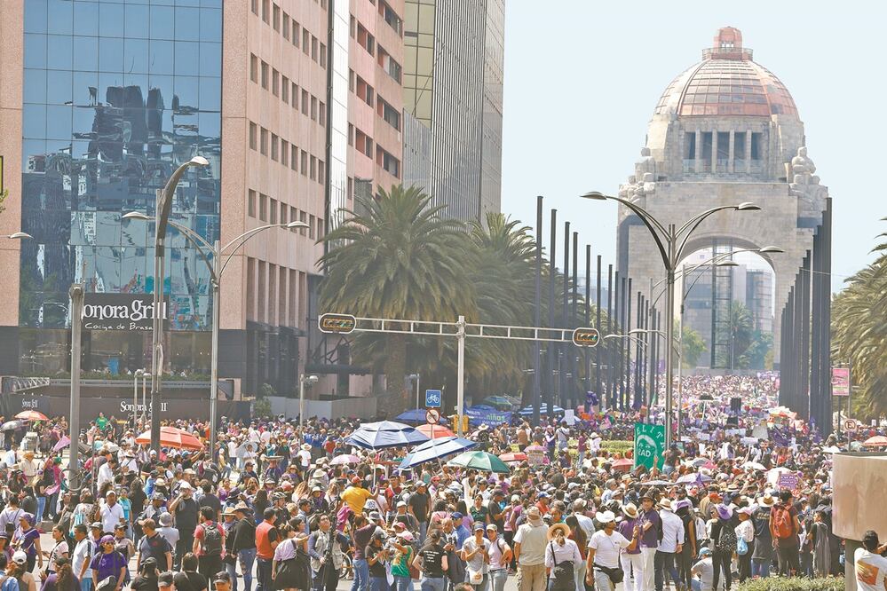 Durante casi cuatro horas, miles de mujeres, niñas, niños y hombres desbordaron la vía pública, del Monumento a la Revolución hasta el Zócalo capitalino. Foto: BERENICE FREGOSO. EL UNIVERSAL