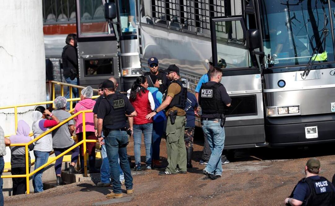 Migrantes detenidos en una planta procesadora de alimentos de Mississippi (Fotos: AP)