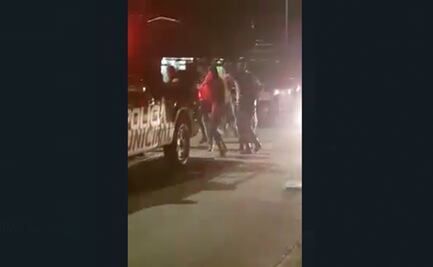 Policías de Parácuaro arman fiesta y bailan banda alrededor patrullas