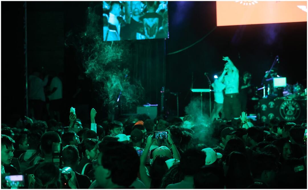 Regalan chela y rolan el "porro" de marihuana en cierre de campaña de Jorge Álvarez Máynez. Foto: Gabriel Pano/EL UNIVERSAL