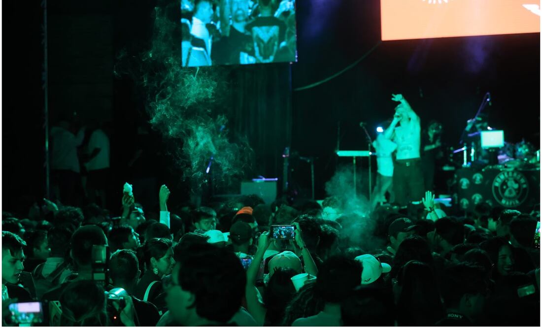 Regalan chela y rolan el "porro" de marihuana en cierre de campaña de Jorge Álvarez Máynez. Foto: Gabriel Pano/EL UNIVERSAL