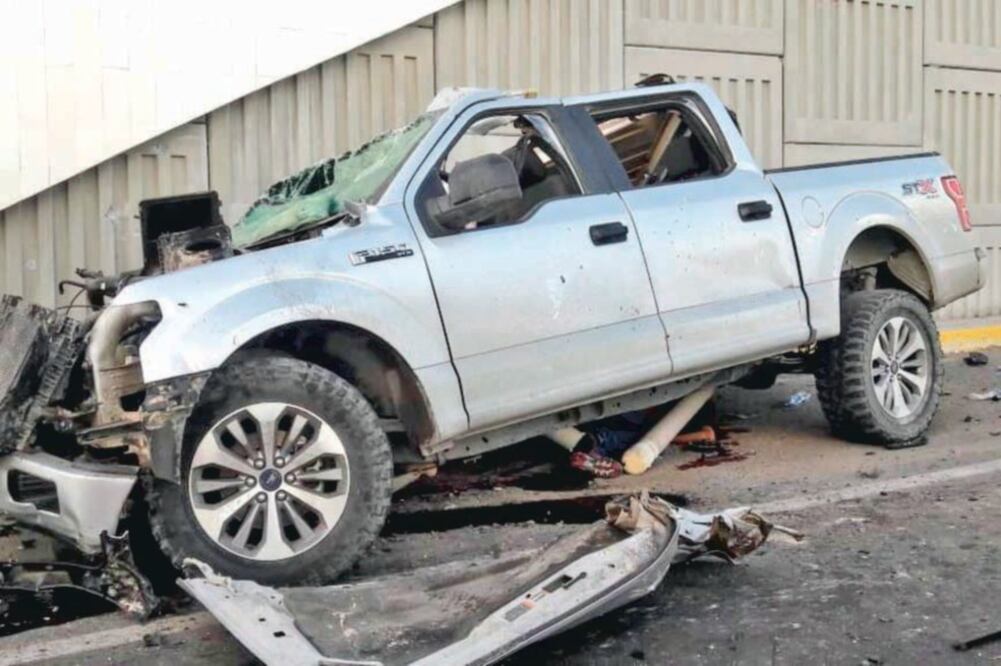 Uno de los vehículos en los que circulaban los presuntos criminales quedó sobre el bulevar Hidalgo y avenida El Pasito. (FOTO: cortesía)