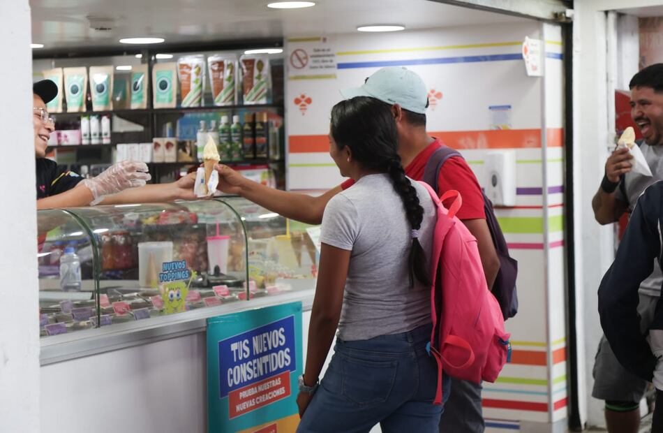 En varios establecimientos de los helados Nutrisa, se registraron largas filas, luego de que ciudadanos asistieran por un helado gratis al comprobar que había asistido a votar. Foto: Carlos Mejía / EL UNIVERSAL