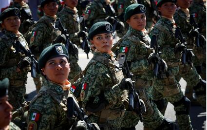 FOTOS: En pase de revista previo al desfile del 20 de noviembre se destaca participación de la mujer