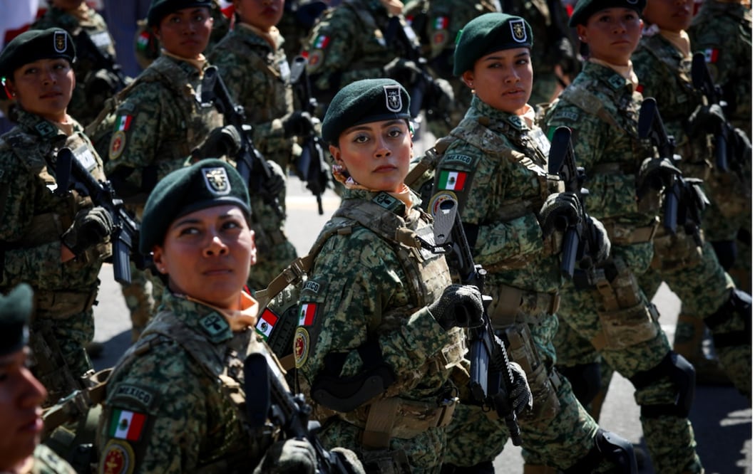 Pase de revista general a las tropas que participarán en el desfile cívico-militar de la Revolución Mexicana. Foto: Diego Simón Sánchez/EL UNIVERSAL