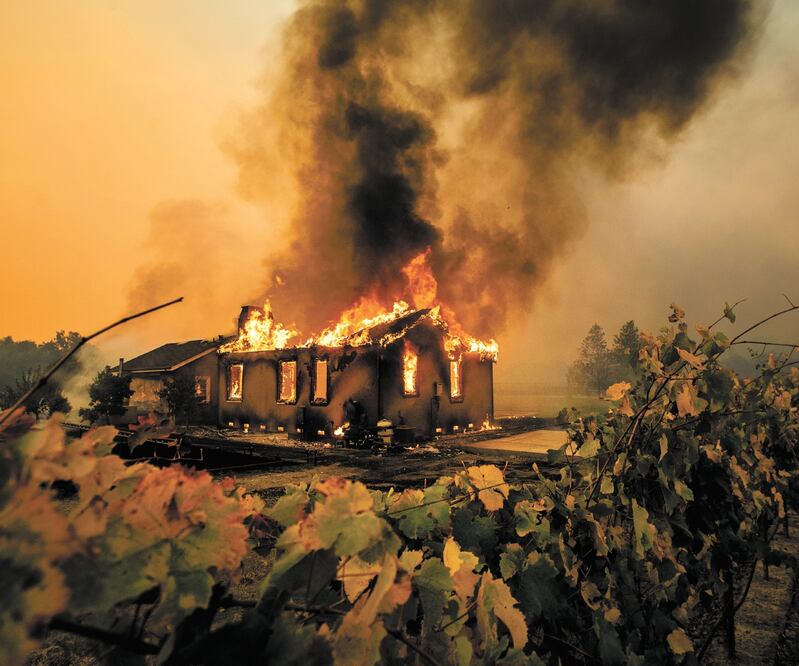 Consumida. Una casa en un viñedo en el condado de Sonoma es destruida por las llamas del incendio Kincade, en California. Foto/NOAH BERGER. AP