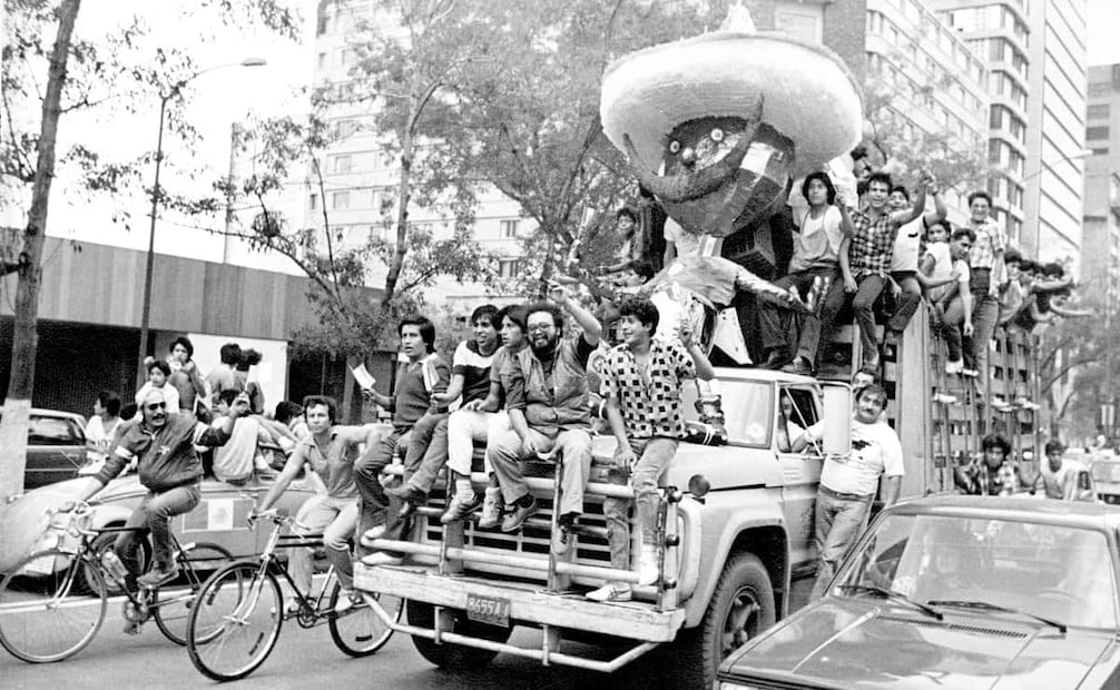 Para formar parte de las celebraciones mundialistas, algunos aficionados se lucieron con sus propias creaciones, como este Pique de papel maché. Este camión de carga se atiborró de fanáticos para desfilar por Paseo de la Reforma, luego del partido México vs. Bulgaria. Foto: Archivo EL UNIVERSAL.