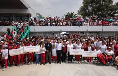 Martí Batres entrega estímulos económicos a deportistas de la CDMX; constan de 5 mil pesos