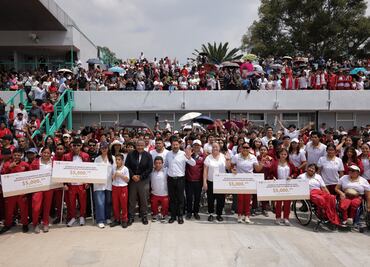 Martí Batres entrega estímulos económicos a deportistas de la CDMX; constan de 5 mil pesos