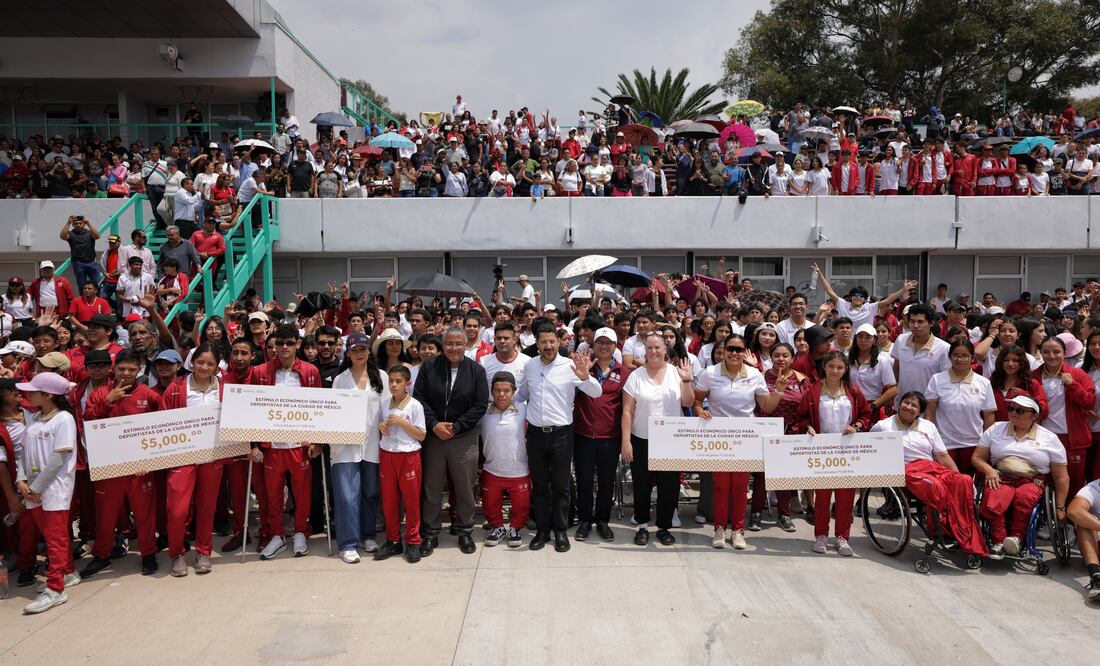 El Jefe de Gobierno, Martí Batres, entregó, por primera vez, un estímulo económico de 5 mil pesos a los deportistas de la CDMX. (Foto: especial)